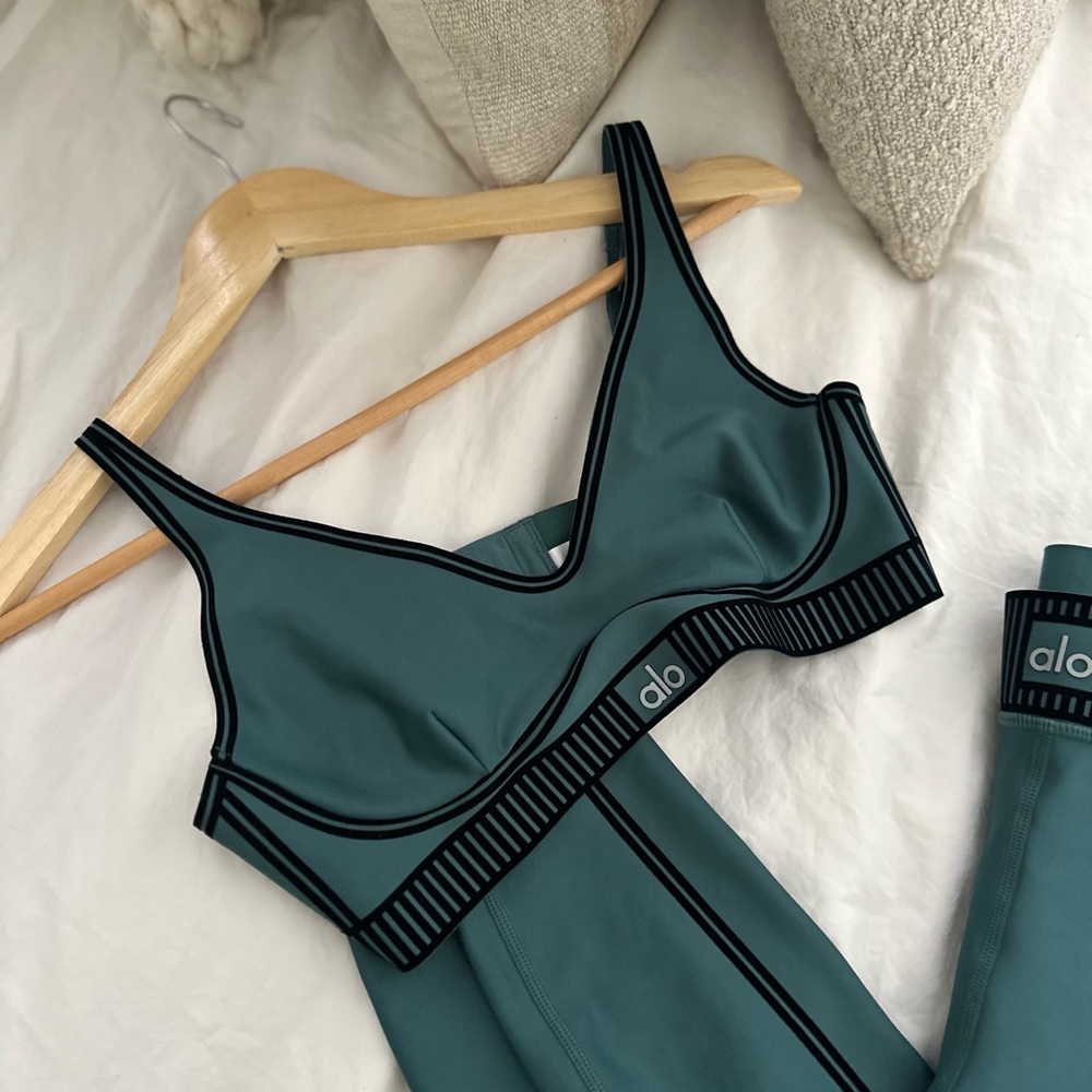 Alo l Ivy Leggings & Bra SET LIKE NEW - Picture 6 of 9